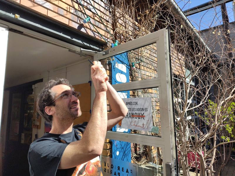 kask regardant l'éclipse partielle de soleil à travers une disquette